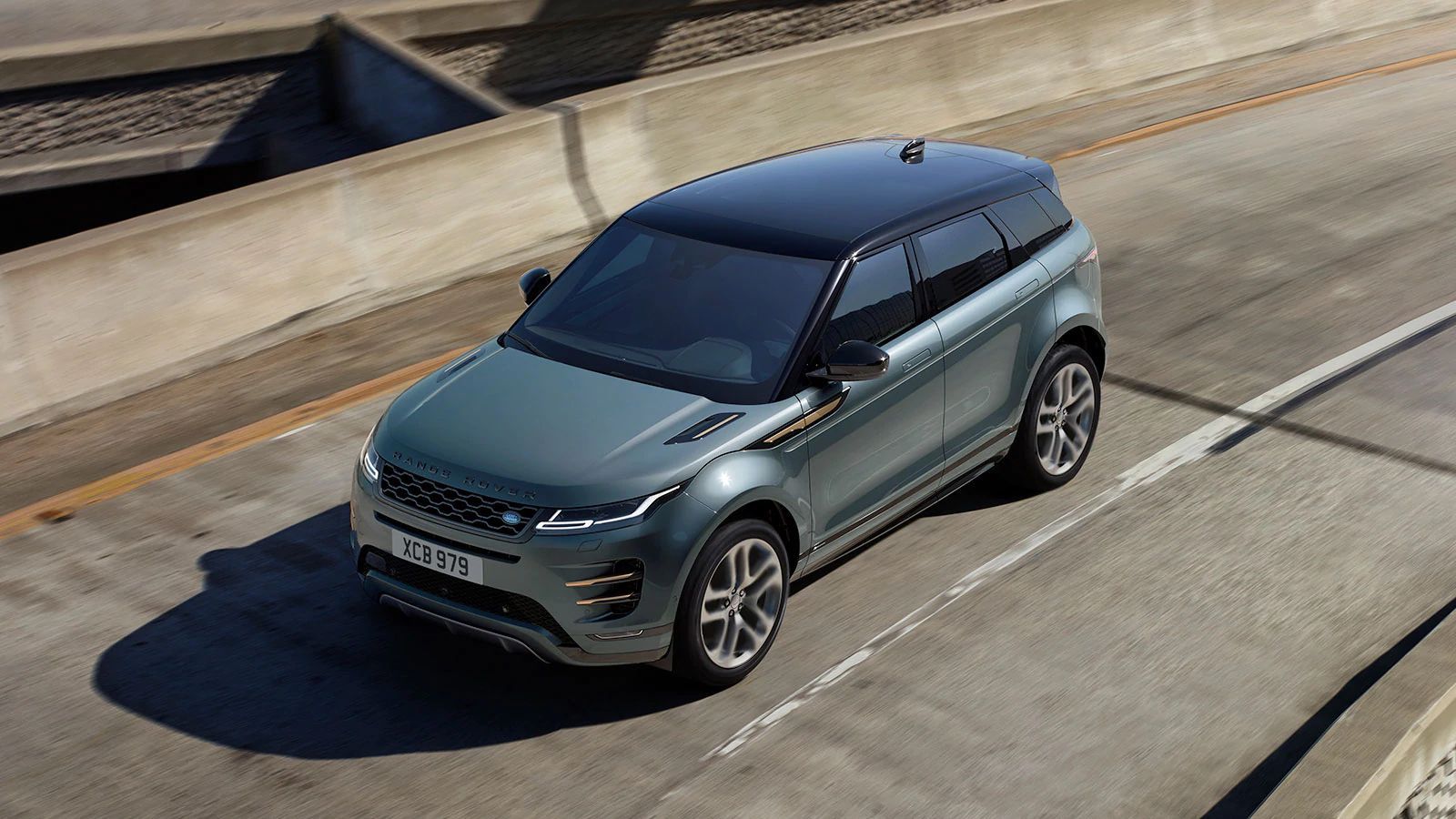 Range Rover Evoque R-Dynamic в цвете Nolita Grey.