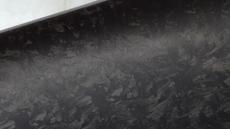 Только в комплектации First Edition используются элементы отделки Satin Forged Carbon.