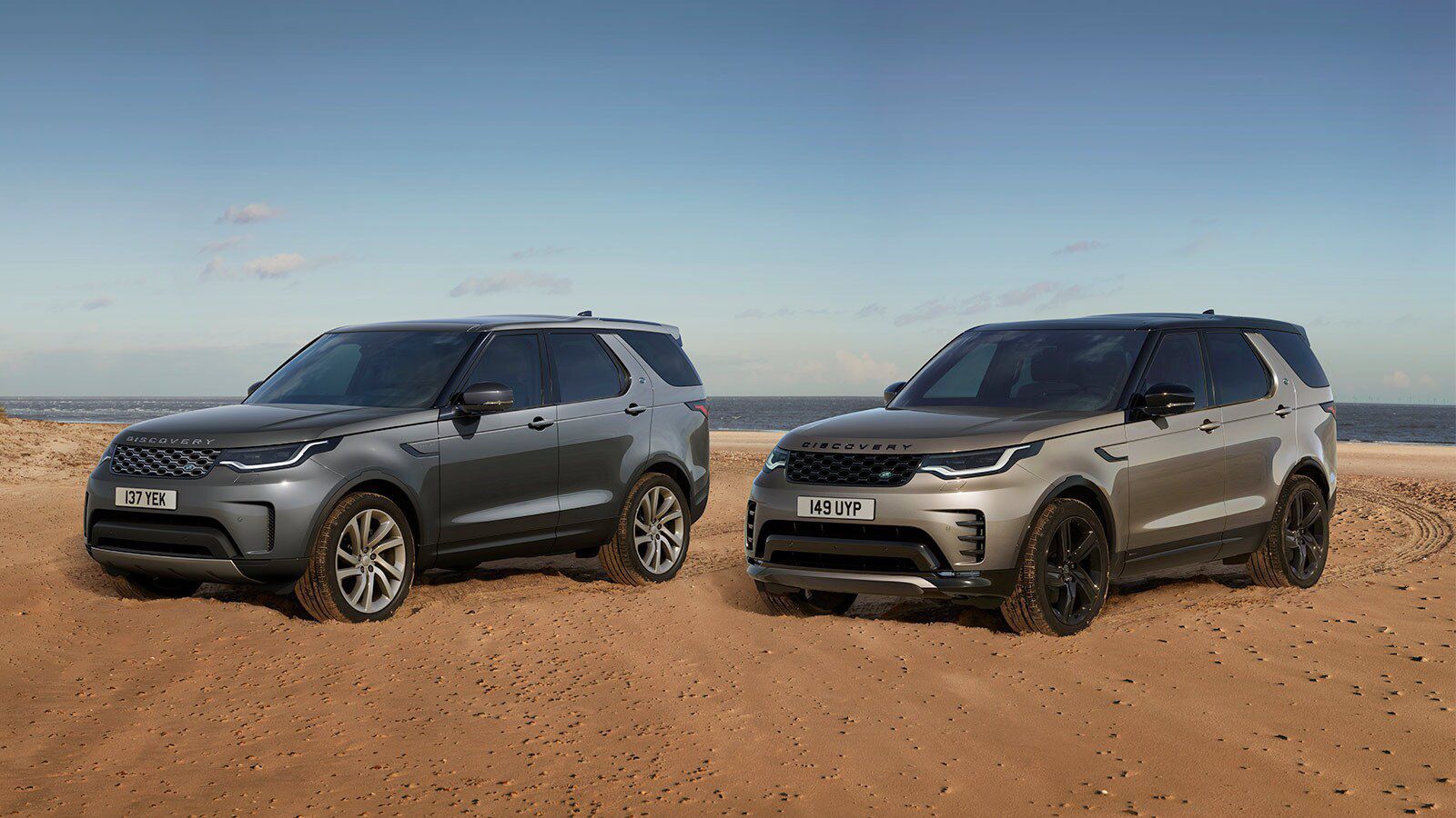 Land Rover Discovery (слева) Land Rover Discovery R-Dynamic (справа).