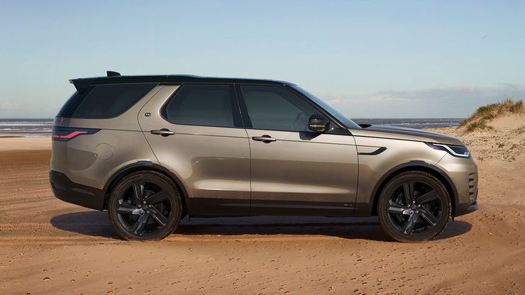 Land Rover Discovery R-Dynamic в цвете Lantau Bronze.