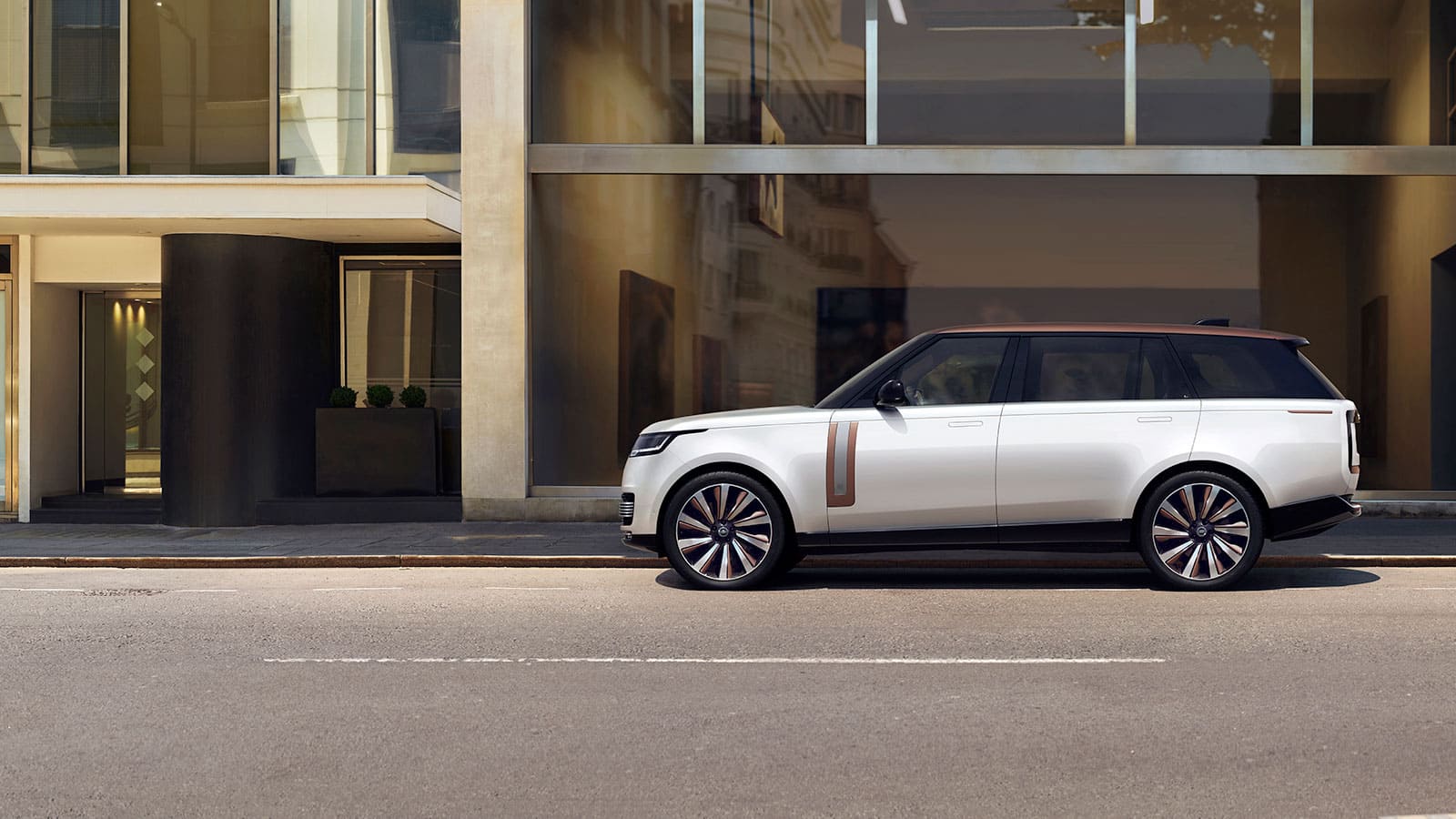 НОВЫЙ<br>
RANGE ROVER SV
