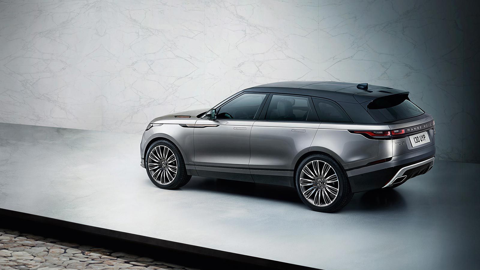 Range Rover Velar R-Dynamic в цвете Silicon Silver с контрастной крышей цвета Black.