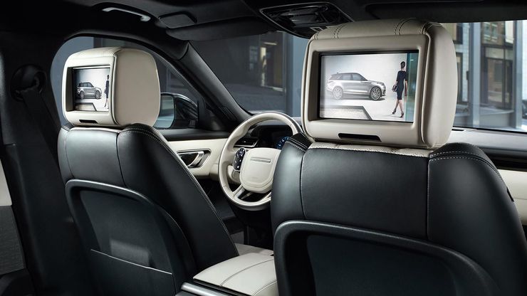 Салон с отделкой Light Oyster/Ebony и мультимедийной системой для пассажиров на задних сиденьях.