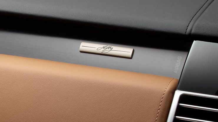 По всему салону установлены эксклюзивные детали.