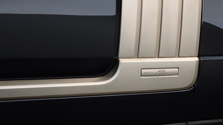 Боковые вентиляционные решетки с надписью Fifty в честь знакового события.